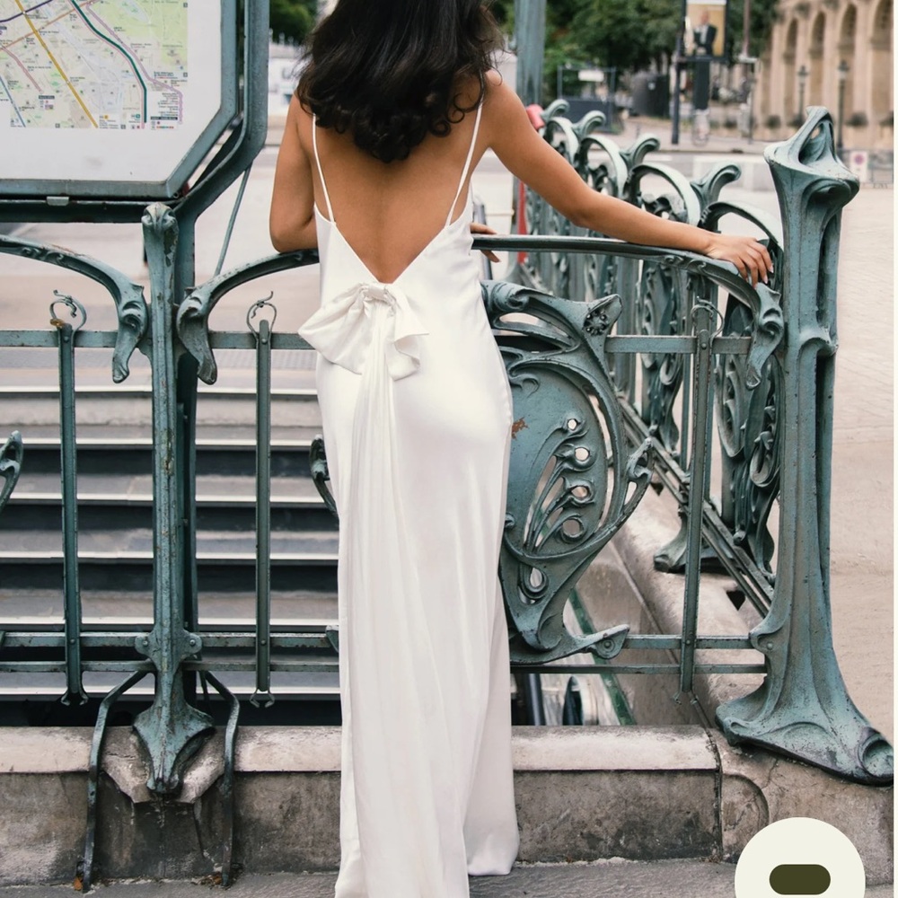 Kailey Low Back Maxi Dress With Bow Train - White MESHKI